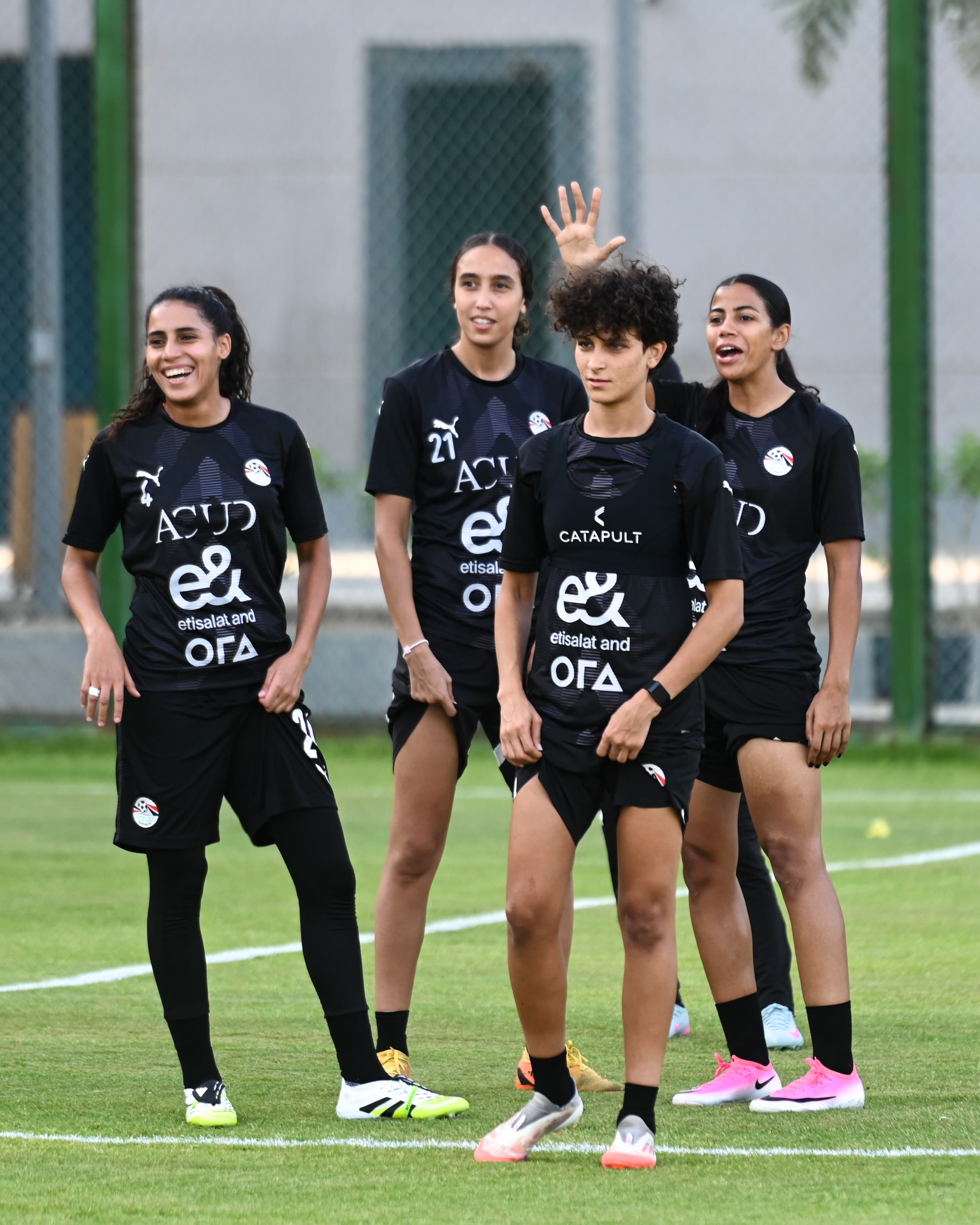 بالصور.. منتخب الكرة النسائية يواصل استعداداته لوديتي السنغال 