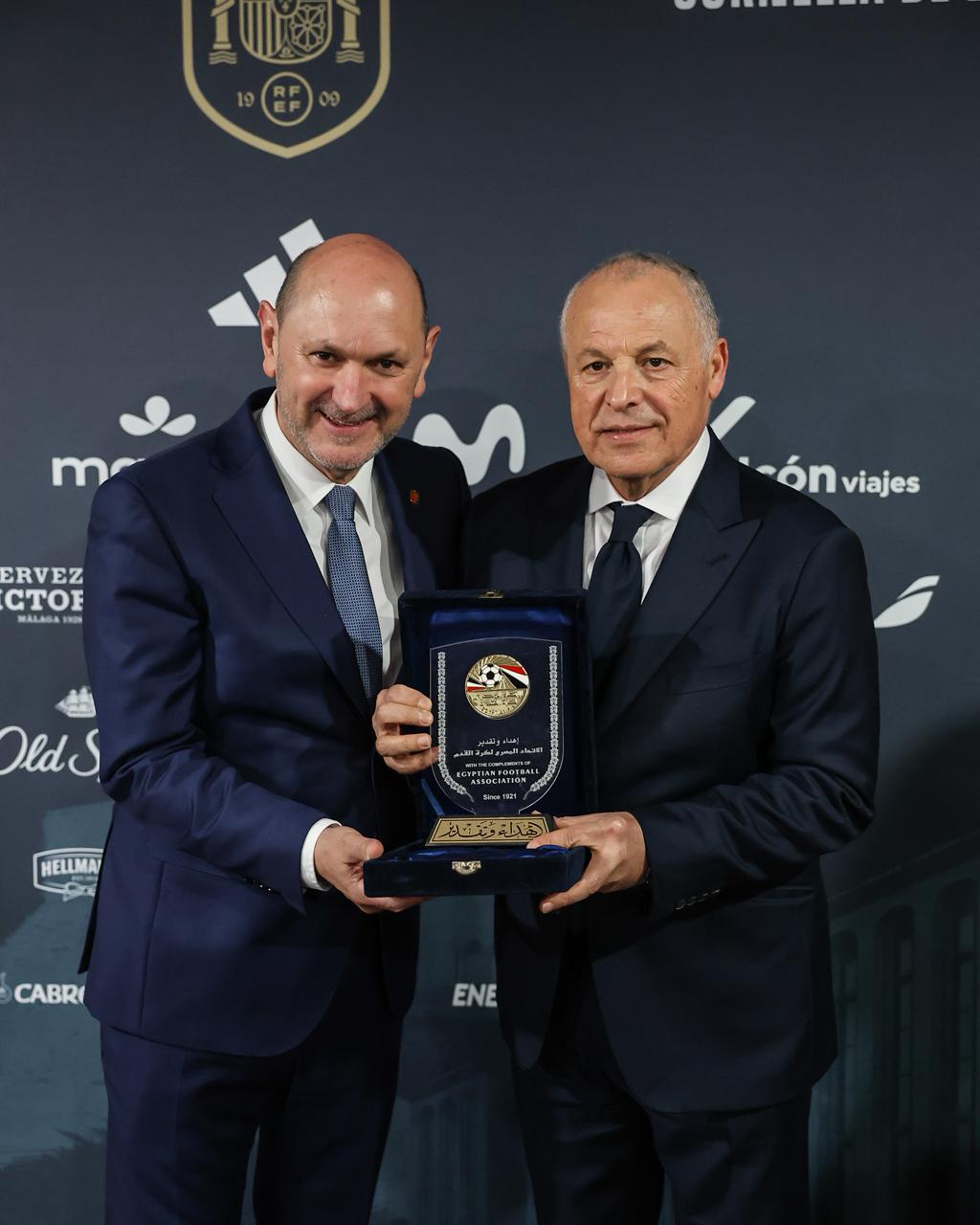 بالصور أبوريدة يهدي قميص منتخب مصر لرئيس الاتحاد الإسباني