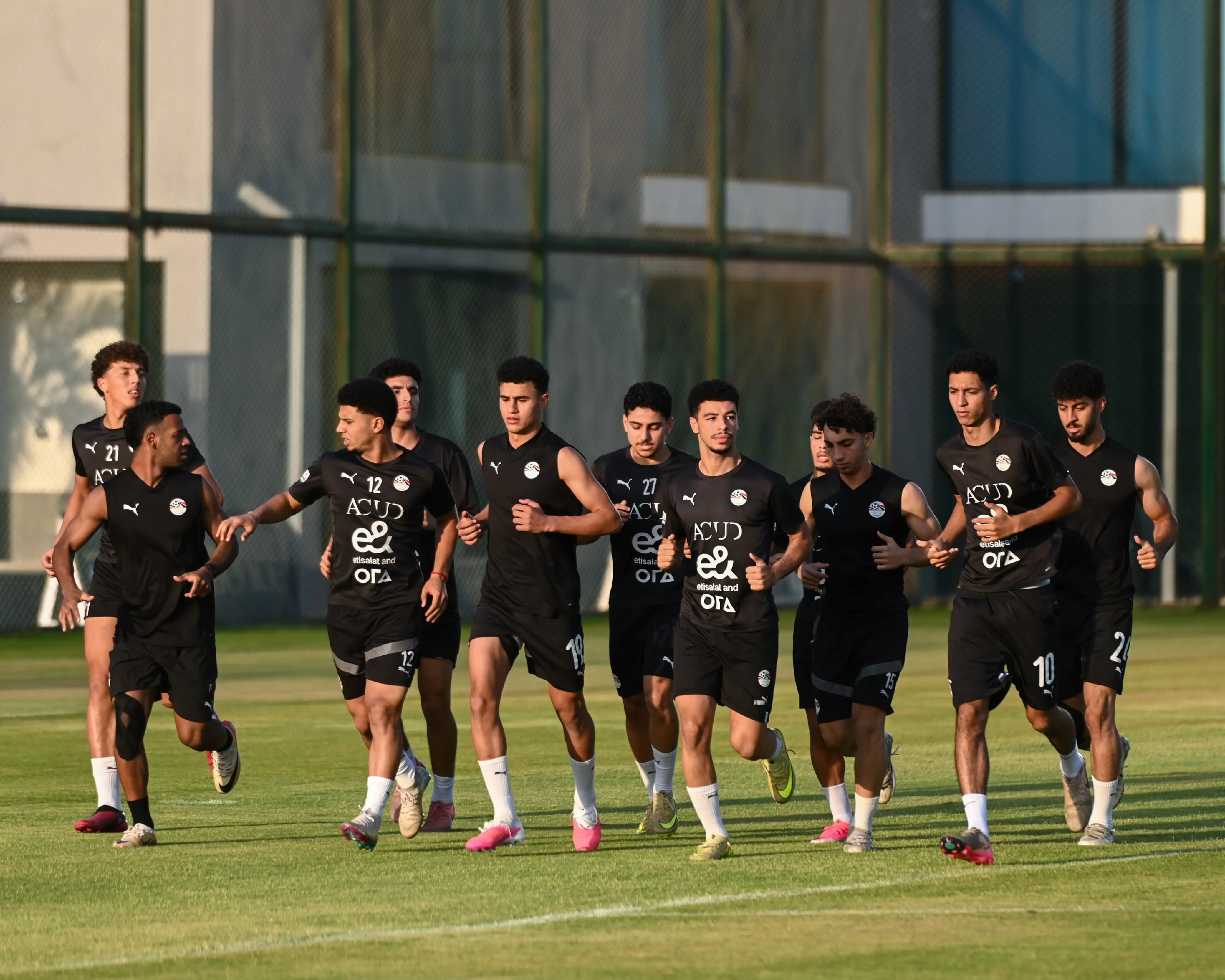 بالصور.. منتخب الشباب يواصل تدريباته بقيادة وائل رياض