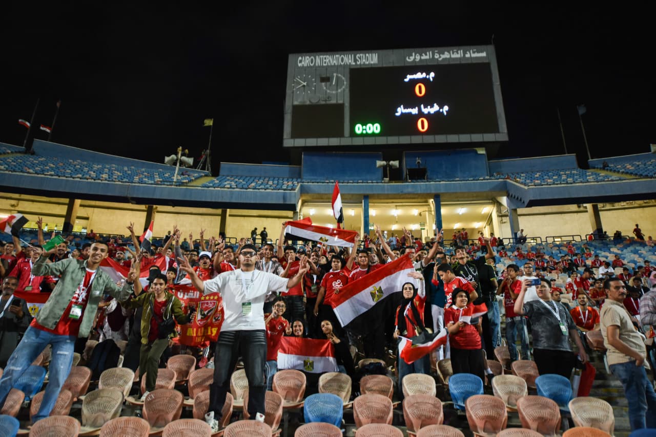 الجماهير المصرية تتوافد على ملعب القاهرة الدولي قبل مواجهة المنتخب وغينيا بيساو