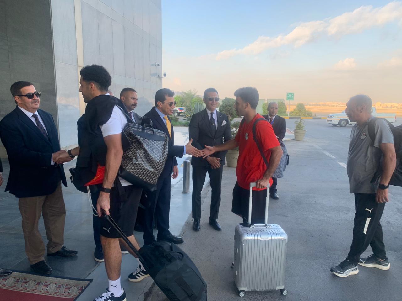 وصول بعثة المنتخب الوطني من واجادوجو ووزير الشباب والرياضة في استقبالها