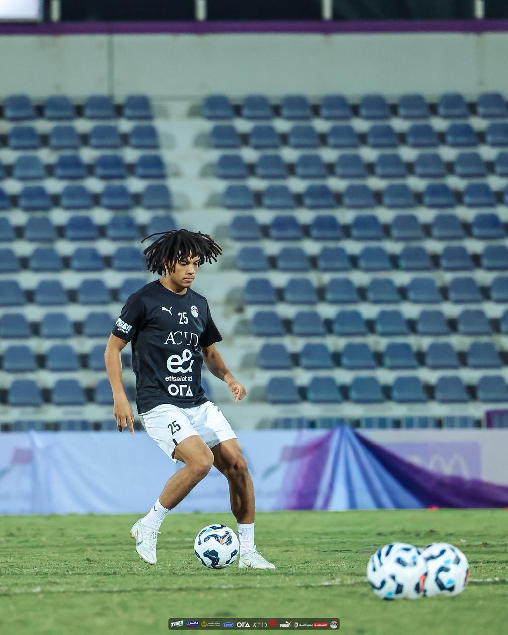 في حضور أبو ريدة.. المنتخب الوطني يتدرب على ملعب هزاع بن زايد استعدادًا لأوزبكستان